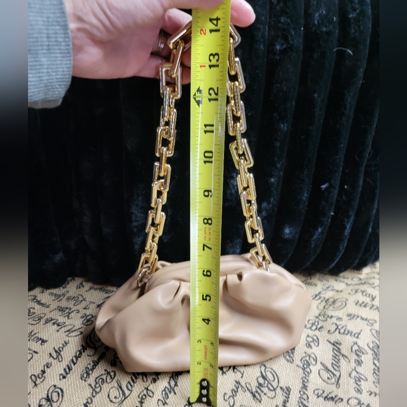 Faux leather beige bag with gold plastic chain handle - Picture 2 of 8